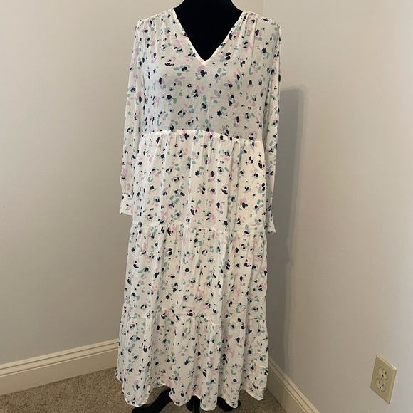 White Flowy Long Dress with Pattern - Picture 3 of 3